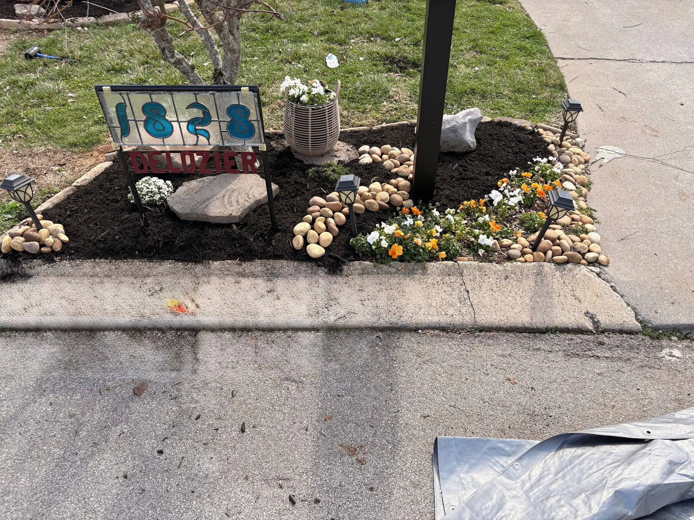 Corner mailbox bed with river-rock border