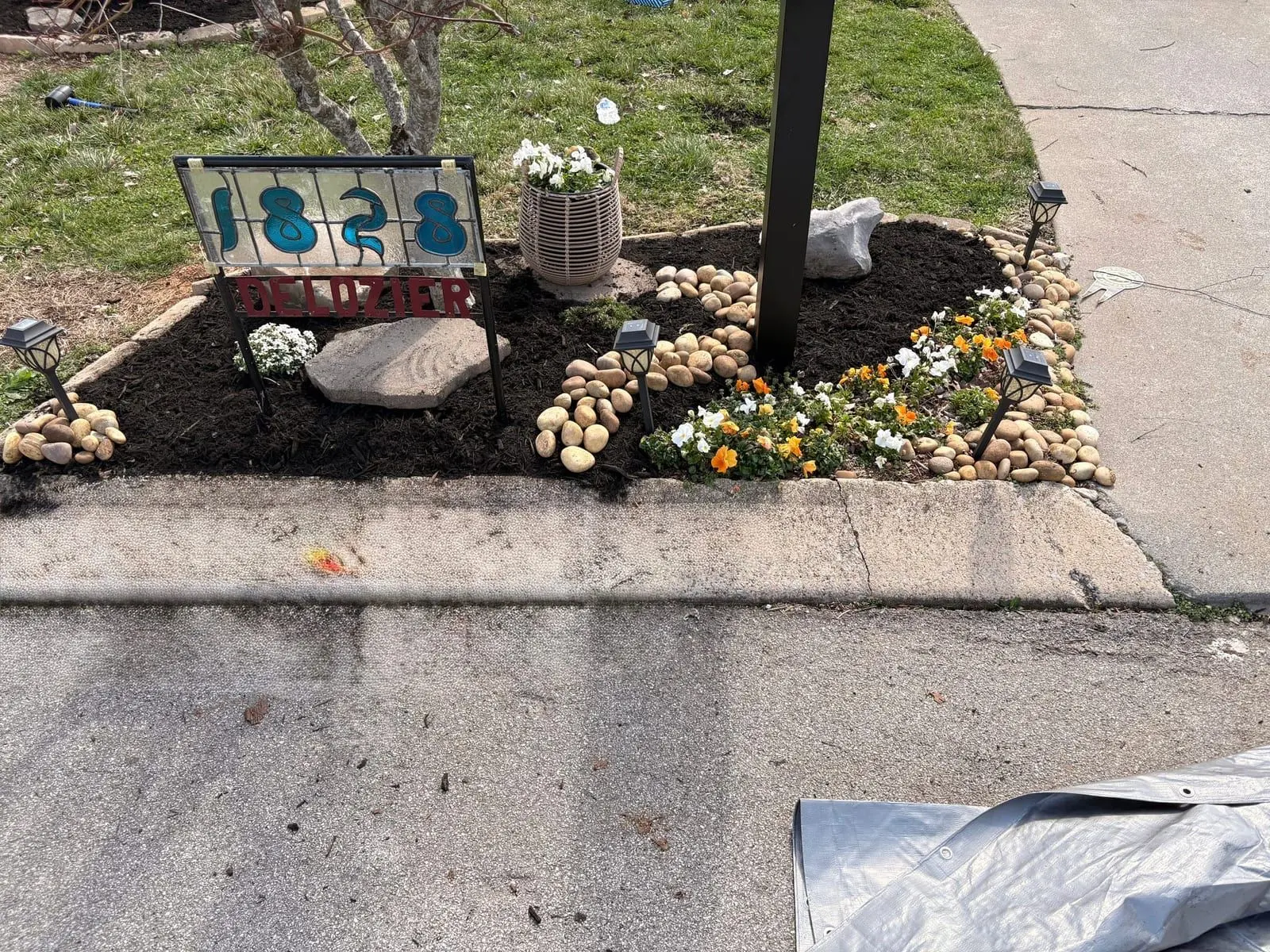 Corner mailbox bed with river-rock border