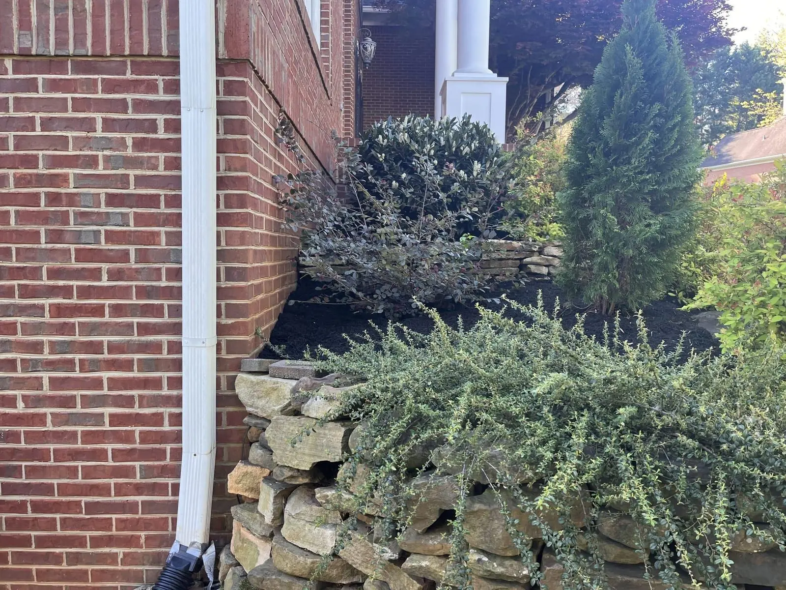 Pondless waterfall stone feature